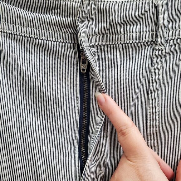 Chico's Women's Gray White Pinstripe Flat Front Cotton Cropped Leg Pants 1.5 - Picture 3 of 8